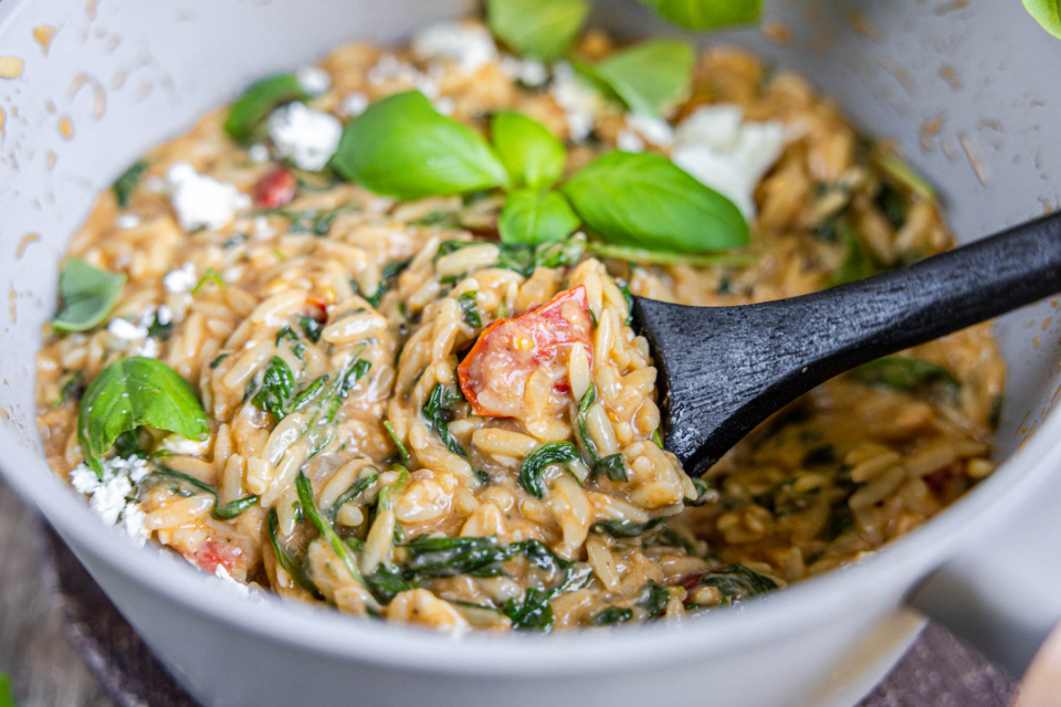Orzo mit Hähnchen, Spinat und Pilzen