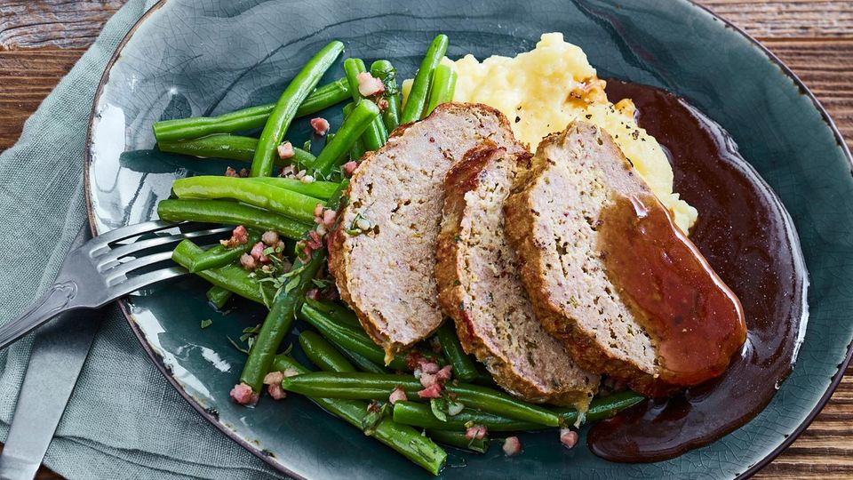 Hackbraten mit Kartoffelpüree und Bohnen